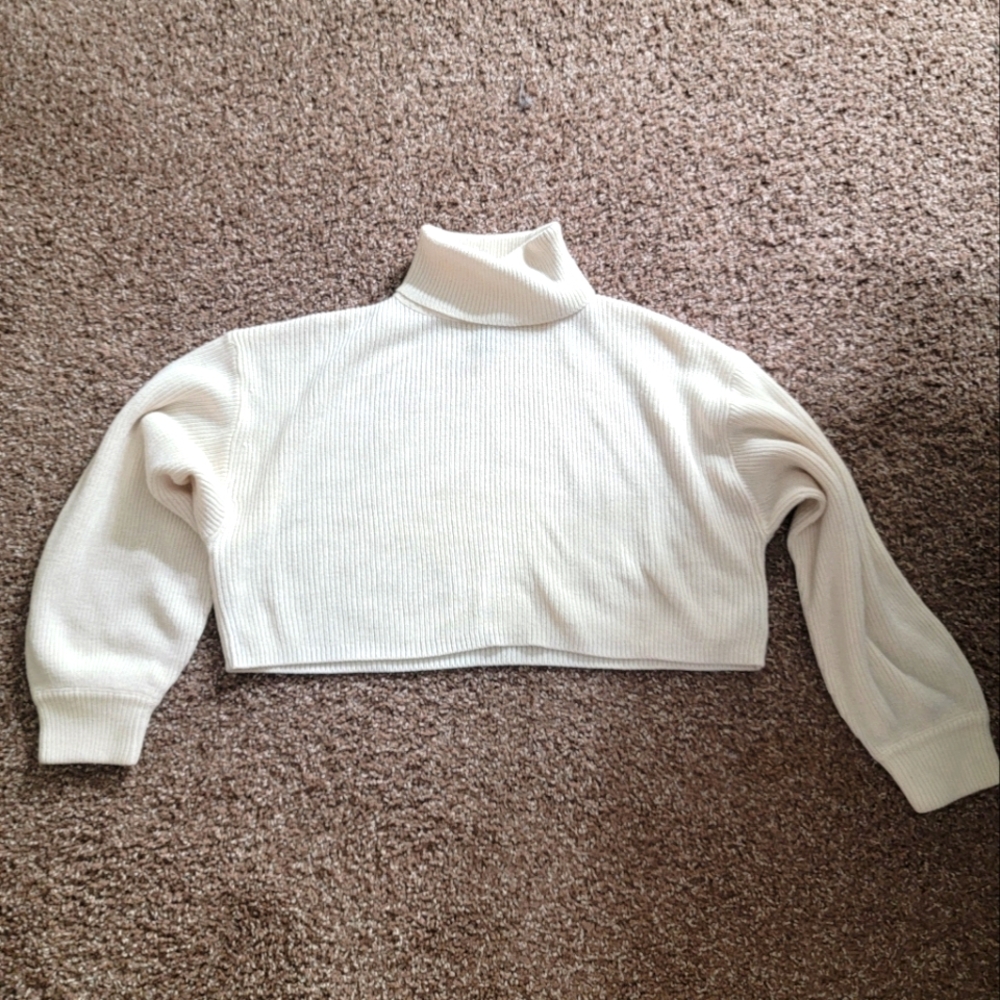 H&M Cream Cropped Turtleneck Sweater Size Medium
